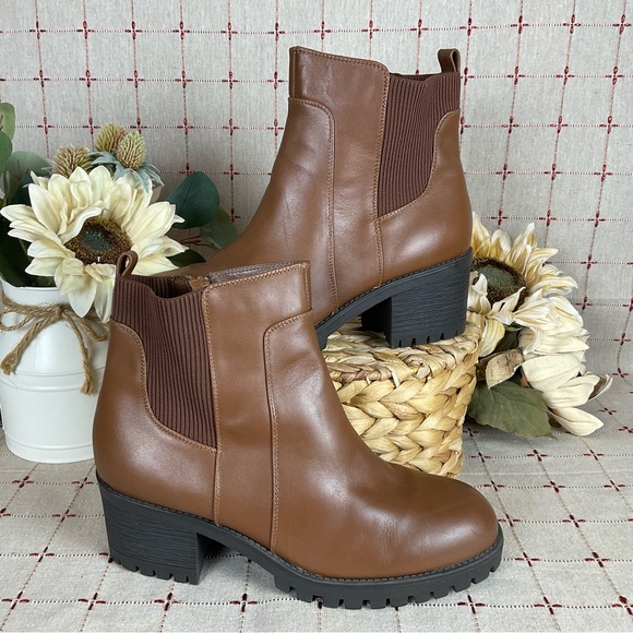 Bella Vita Shoes - Bella Vita “Connery” Chelsea Boot Lug Sole Leather Ankle Boots Sz 10 Wide Comfy